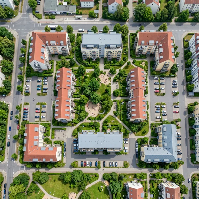 Drohnenaufnahme einer deutschen Wohnanlage mit mehreren Gebäuden und Innenhof