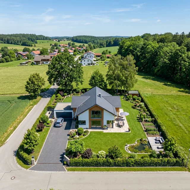 Drohnenaufnahme eines modernen deutschen Einfamilienhauses mit Garten und Einfahrt